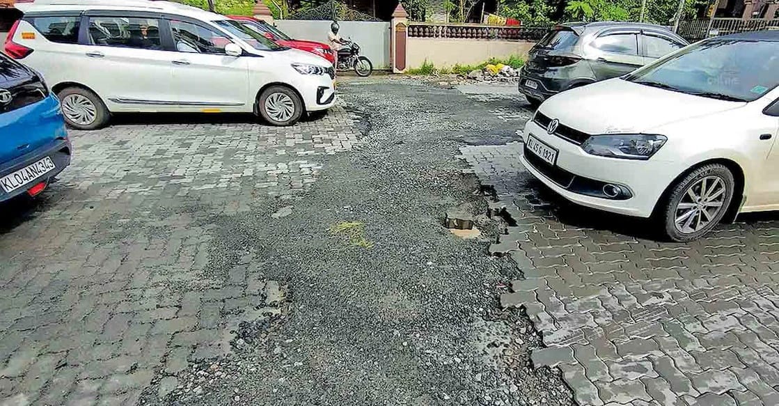 കുണ്ടന്നൂർ മുതൽ മിനി ബൈപാസ് വരെ റോഡിൽ തോട്