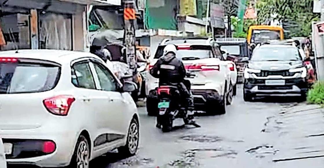 അനധികൃത പാർക്കിങ് മൂലം വീർപ്പ്മുട്ടി മരടിലെ റോഡുകൾ