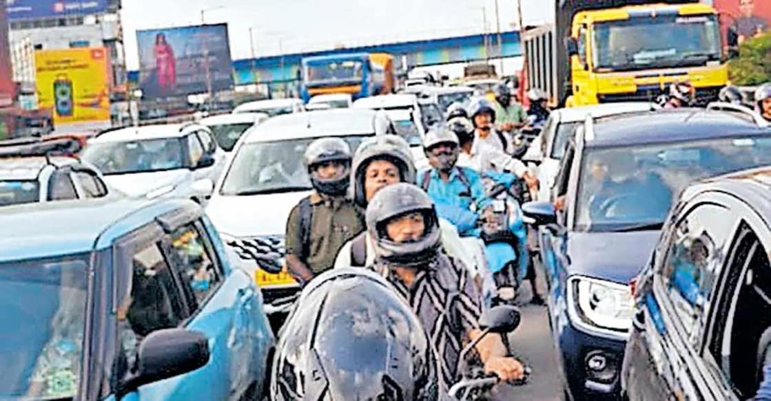 വൈറ്റിലയിലെ  ബസ് അപകടം: കൊച്ചി ബൈപാസിൽ  മൂന്നര മണിക്കൂർ ബ്ലോക്ക്