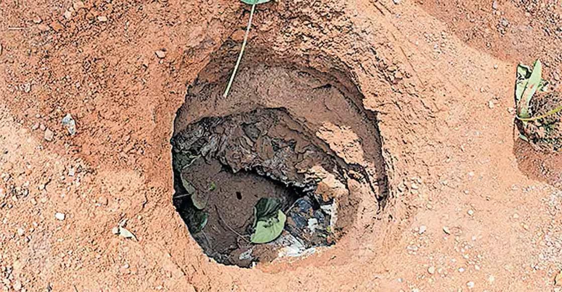 കളിക്കളത്തിൽ നിറയെ പ്ലാസ്റ്റിക് മാലിന്യവുമായി  ഗർത്തം രൂപപ്പെട്ടു