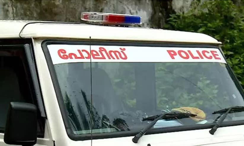 ടാറിങ് പൂർത്തിയായതിന് പിന്നാലെ എം.എൽ.എയുടെ നിർദേശത്തിന് വഴങ്ങി റോഡ് തുറന്നുനൽകി ശേഷം  ട്രാഫിക് എസ്.ഐക്ക് സസ്പെൻഷൻ
