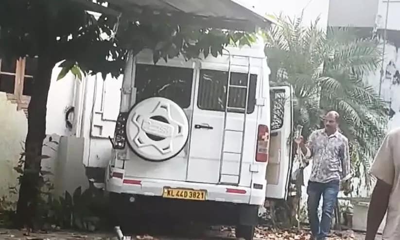 പിന്നണി ഗായകൻ അഫ്സലിന്റെ വീട്ടിലേക്ക് നിയന്ത്രണം വിട്ട വാഹനം ഇടിച്ചുകയറി