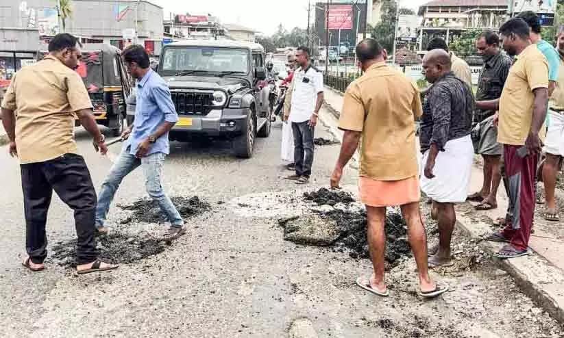 അധികൃതർക്ക് സമയവും പണവുമില്ല ; ഒടുവിൽ പാലത്തിലെ കുഴികളടച്ച് ഓട്ടോ ഡ്രൈവർമാർ