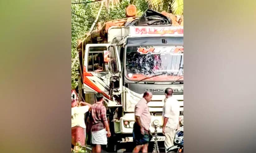 തടിലോറി വൈദ്യുതി ലൈനിൽ കുടുങ്ങിയ ദൃശ്യങ്ങൾ പങ്കുവെച്ചതിന്  യുവാവിന് വധഭീഷണി