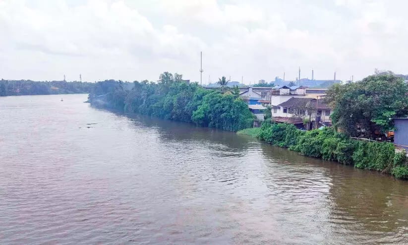പുകയും ദുർഗന്ധവും മൂലം പൊറുതിമുട്ടി ഏലൂർ ജനത