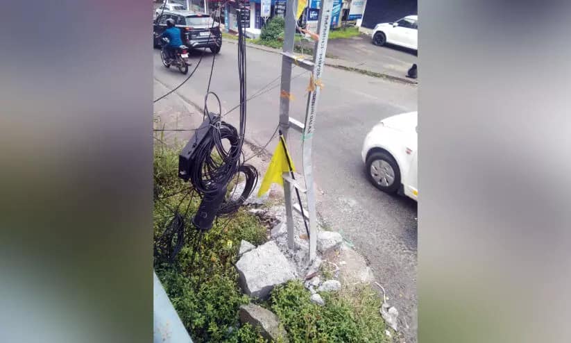 വൈദ്യുതി തൂണില് ലോറി ഇടിച്ചു; നഗരത്തിൽ ദീർഘനേരം വൈദ്യുതി മുടക്ക്