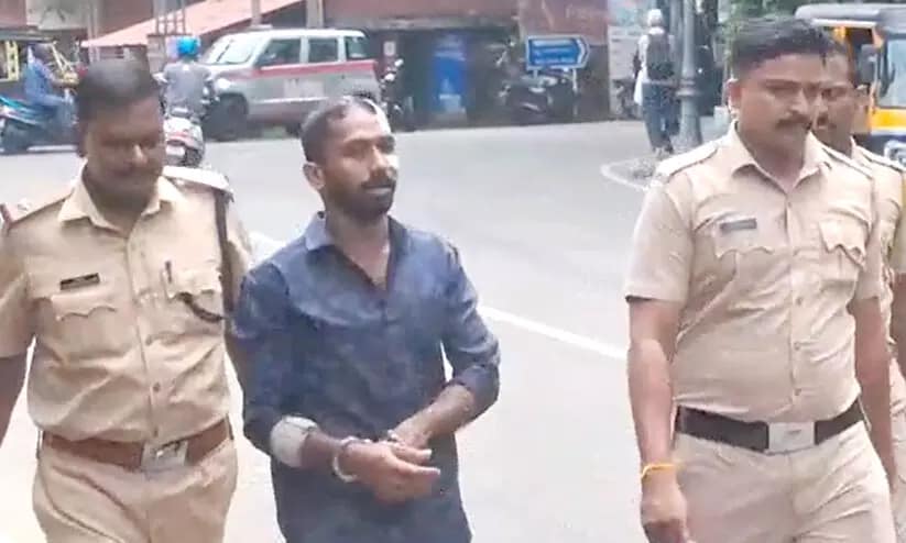 മട്ടാഞ്ചേരിയിൽ മുൻവൈരാഗ്യത്തിൽ നടുറോഡില് യുവാവിന് കുത്തേറ്റു